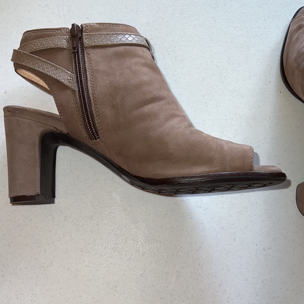 Gorgeous Nurture Suede Booties Size 8.5 - Picture 6 of 7